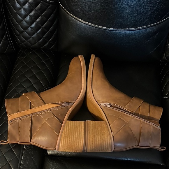 b.o.c. Brown Ankle Boots with Western Silhouette - Picture 4 of 6